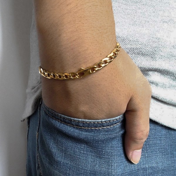 Man wearing a 6mm gold-toned chain bracelet