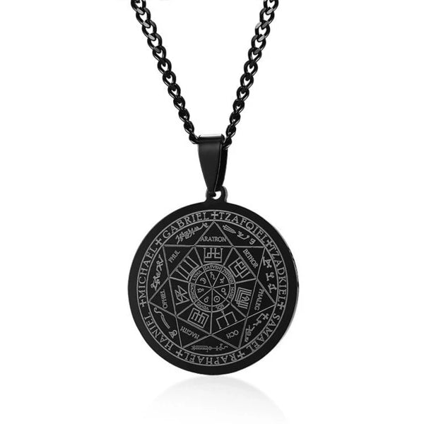 Collana con pendente a moneta nera da uomo di classe