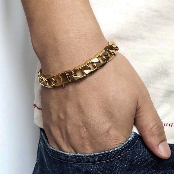 Man wearing a 12mm gold-toned chain bracelet