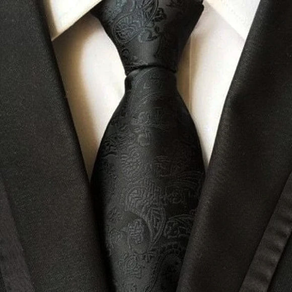 上品な男性のシンプルな黒のペイズリー柄のネクタイ