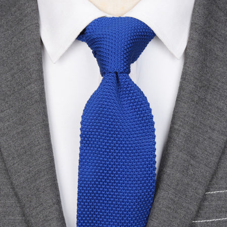 Cravatta lavorata a maglia blu tinta unita da uomo di classe