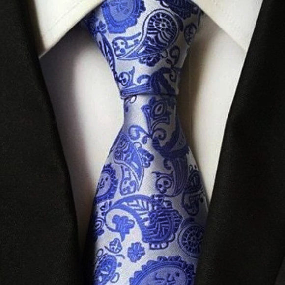 上品な男性のシンプルなブルーのペイズリー柄のネクタイ