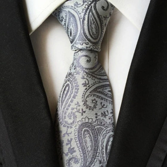 上品な男性のシンプルなグレーのペイズリー柄ネクタイ