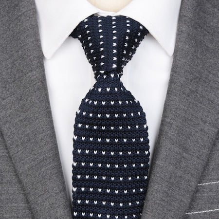 Cravatta a maglia navy con pois bianchi Cravatta a maglia navy con pois bianchi