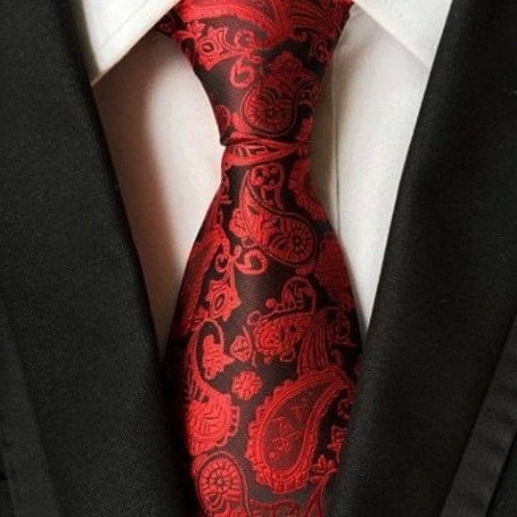 上品な男性のシンプルな赤いペイズリー柄のネクタイ