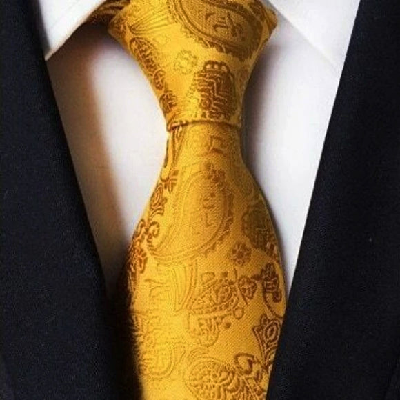 上品な男性のシンプルなイエローのペイズリー柄のネクタイ