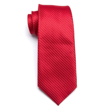 上品な男性のクラシックな赤いストライプのネクタイ