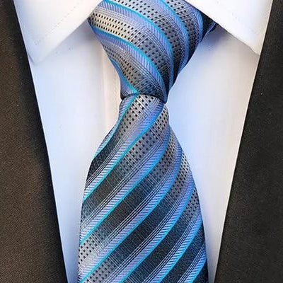 上品な男性のエレガントなブルーのストライプのシルク ネクタイ