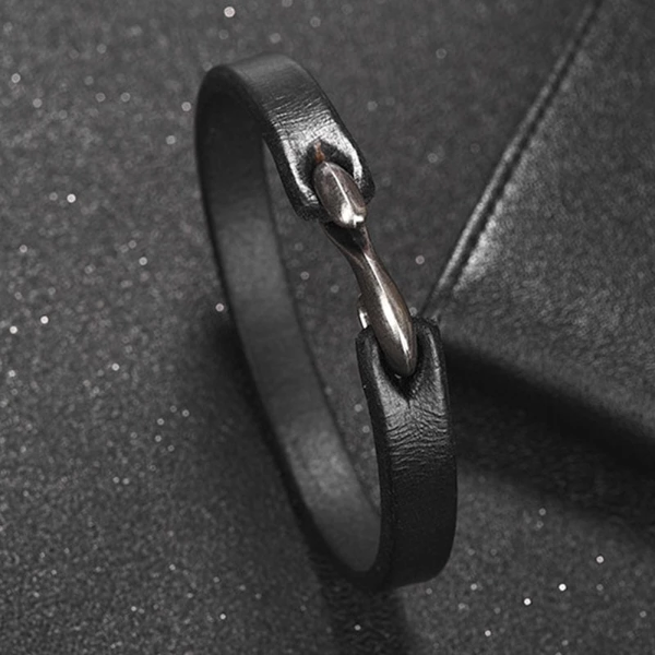 Mi Rosa Classy Collection สร้อยข้อมือหนังสีดำสไตล์วินเทจ | Classy Men Collection